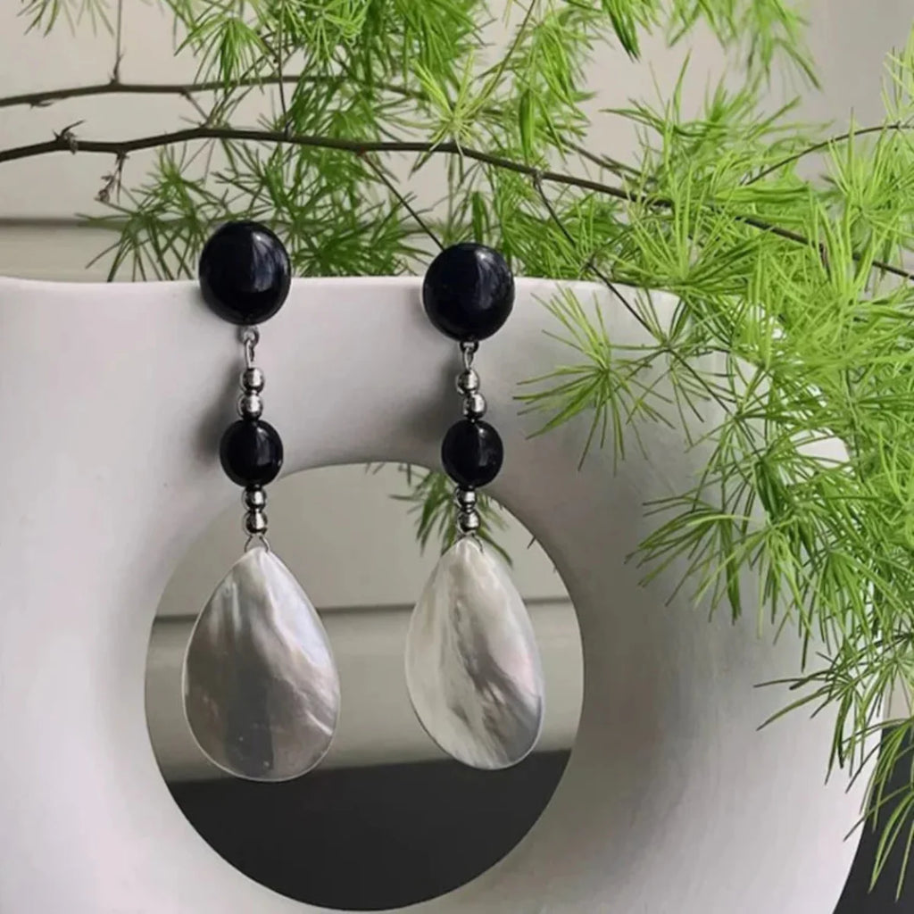 Ohrringe aus Metall | Muschel-inspirierte Ohrringe mit Perlenoptik | Leichtes Design für den Alltag | Schmid