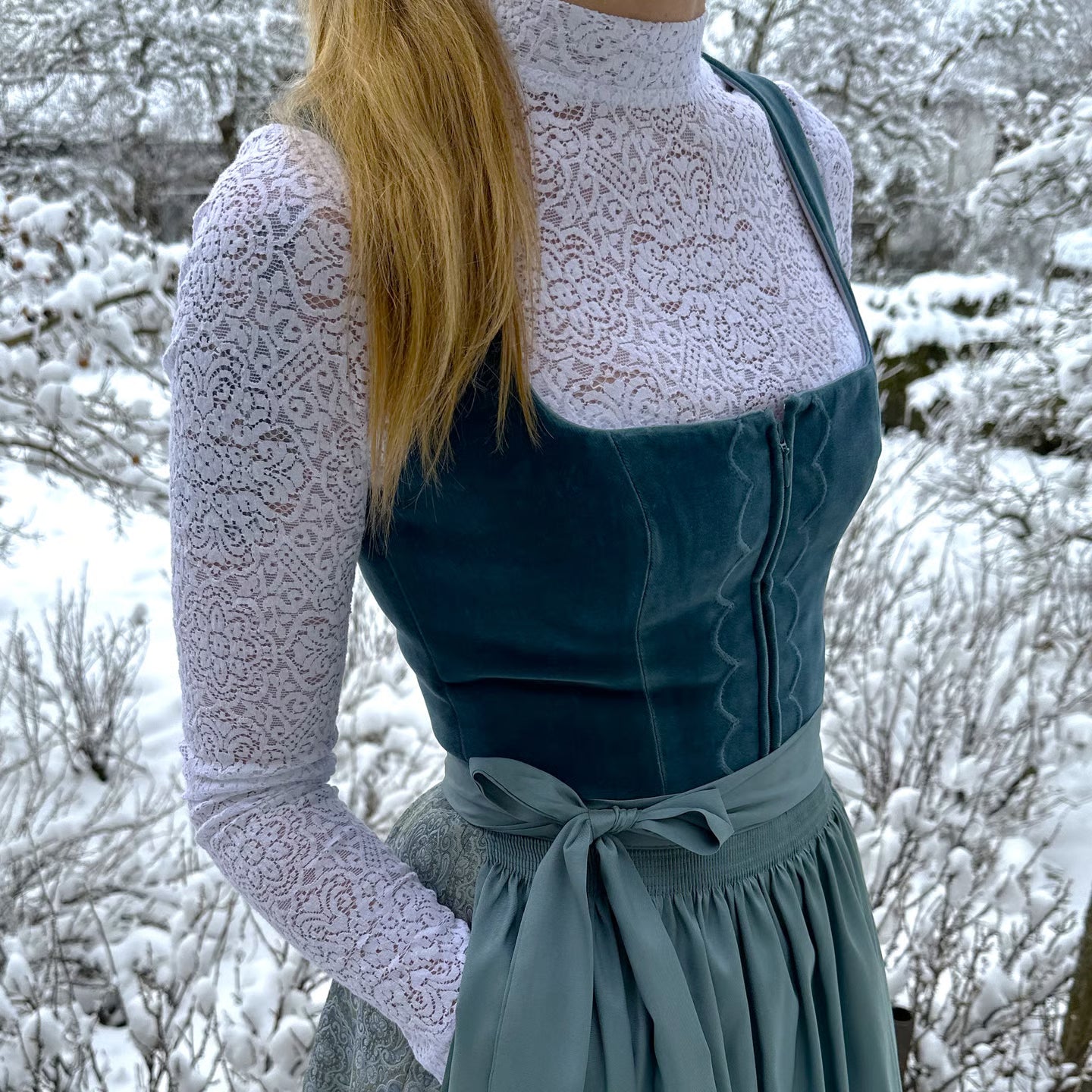 Damen Dirndl Kleid aus Baumwollmischung | Trachtenkleid mit Schürze und Volksmuster | Für Festivals und Kulturveranstaltungen | Schmid