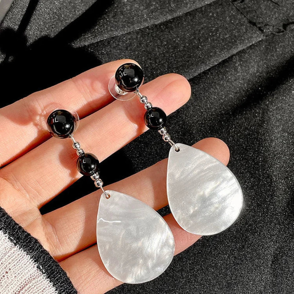 Ohrringe aus Metall | Muschel-inspirierte Ohrringe mit Perlenoptik | Leichtes Design für den Alltag | Schmid
