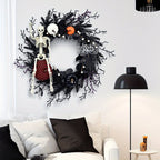Halloween Kranz aus Kunststoff | Hängendes Skelett- und Kürbisdesign | Tür- & Wanddekoration für Innen und Überdachte Außenbereiche | Schmid