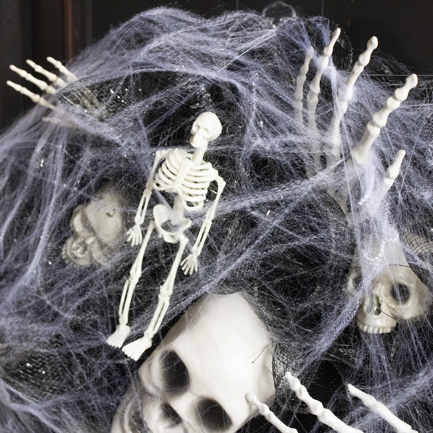 Halloween Schädel Mesh Kranz | Türkranz aus Kunststoff und Polyester mit Schädelakzenten | Wand- und Türdekoration | Schmid