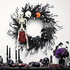 Halloween Kranz aus Kunststoff | Hängendes Skelett- und Kürbisdesign | Tür- & Wanddekoration für Innen und Überdachte Außenbereiche | Schmid