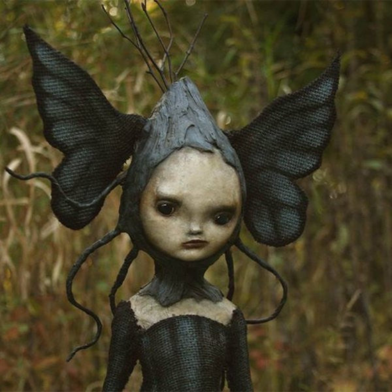 Gothic Hexenfigur aus Harz | Freistehende Hexe mit Stab | Halloween Dekoration für Innen- & Außenbereiche | Schmid
