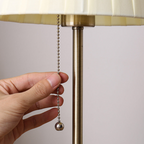 AstralBeam – Tischlampe mit Empire-Schirm und Zugkette