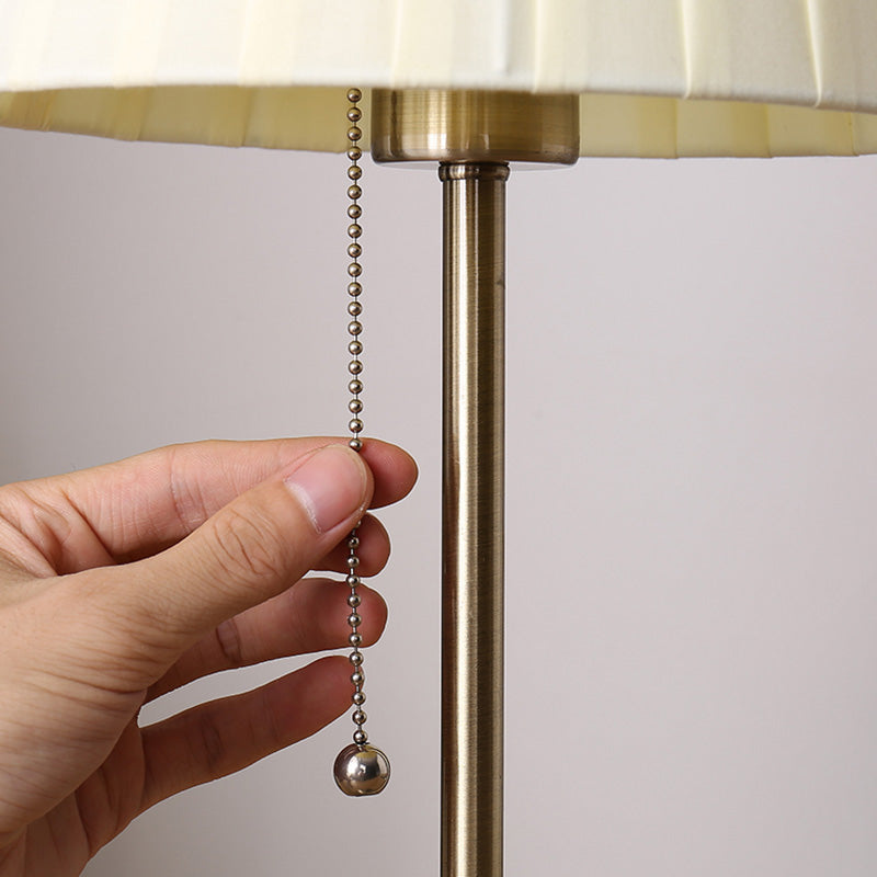AstralBeam – Tischlampe mit Empire-Schirm und Zugkette