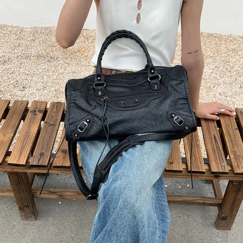 Astrid – Handtasche mit Mehreren Reißverschlüssen und Schulterriemen