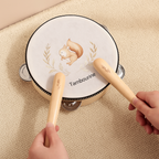 Cartoon Holz-Trommel und Handglocke – Rassel-Musikinstrument mit Griff