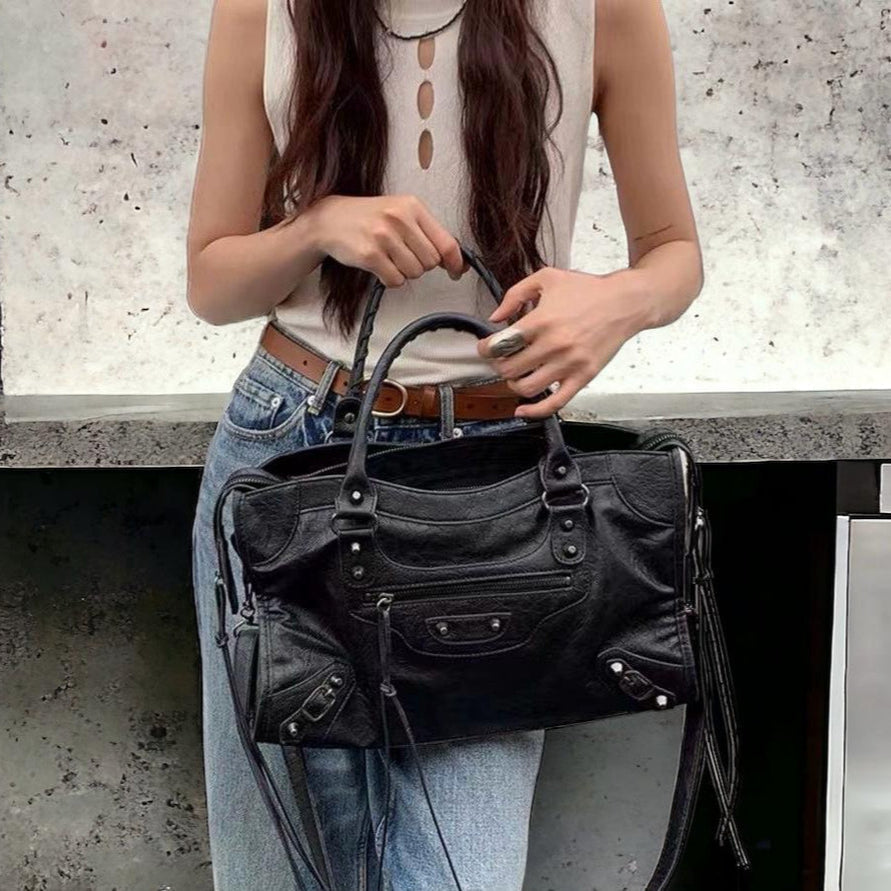 Astrid – Handtasche mit Mehreren Reißverschlüssen und Schulterriemen