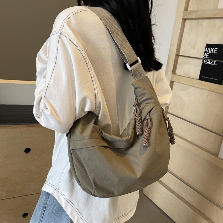 Daily nylon bag | stylische umhängetasche mit viel stauraum für unterwegs