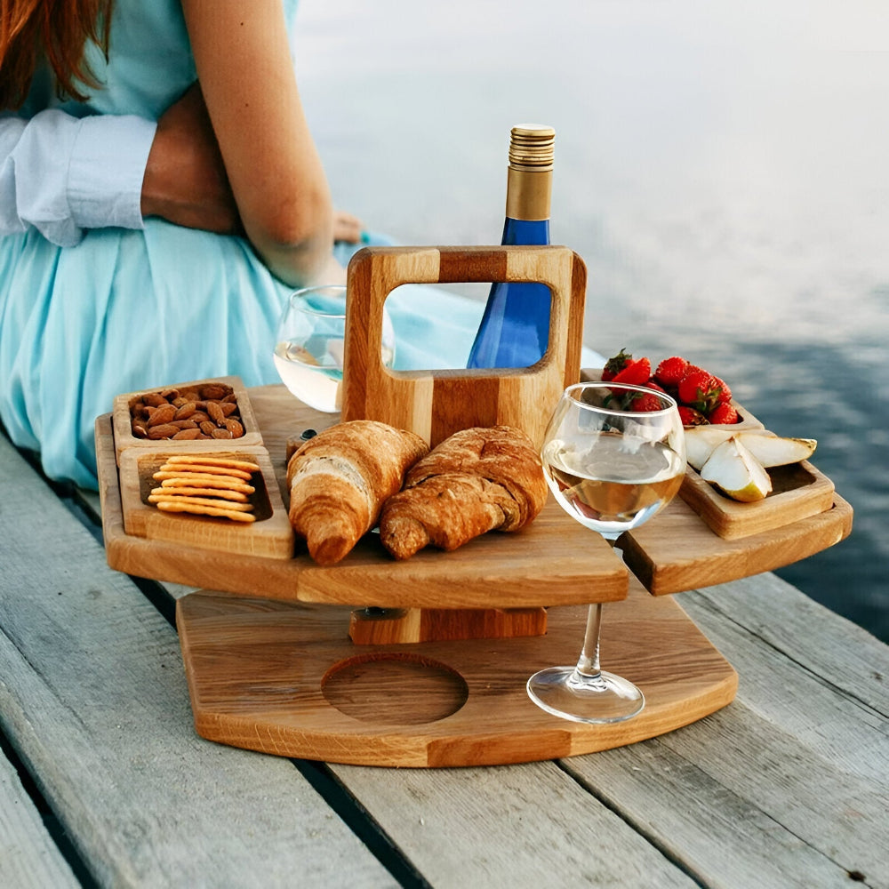 Abnehmbarer Picknick‑Tisch aus Holz mit Fächern für Gläser und Flaschen