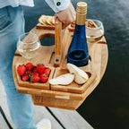 Abnehmbarer Picknick‑Tisch aus Holz mit Fächern für Gläser und Flaschen