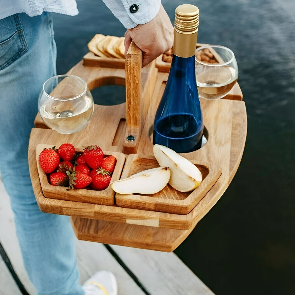 Abnehmbarer Picknick‑Tisch aus Holz mit Fächern für Gläser und Flaschen