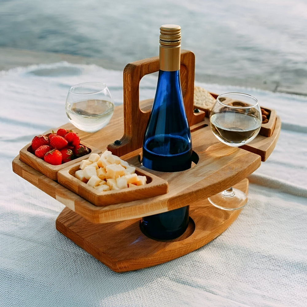 Abnehmbarer Picknick‑Tisch aus Holz mit Fächern für Gläser und Flaschen
