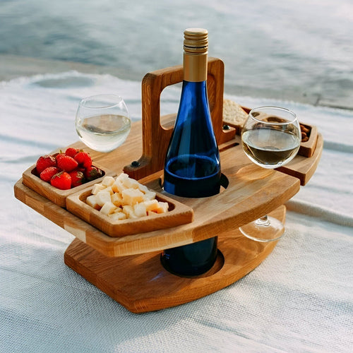 Abnehmbarer Picknick‑Tisch aus Holz mit Fächern für Gläser und Flaschen