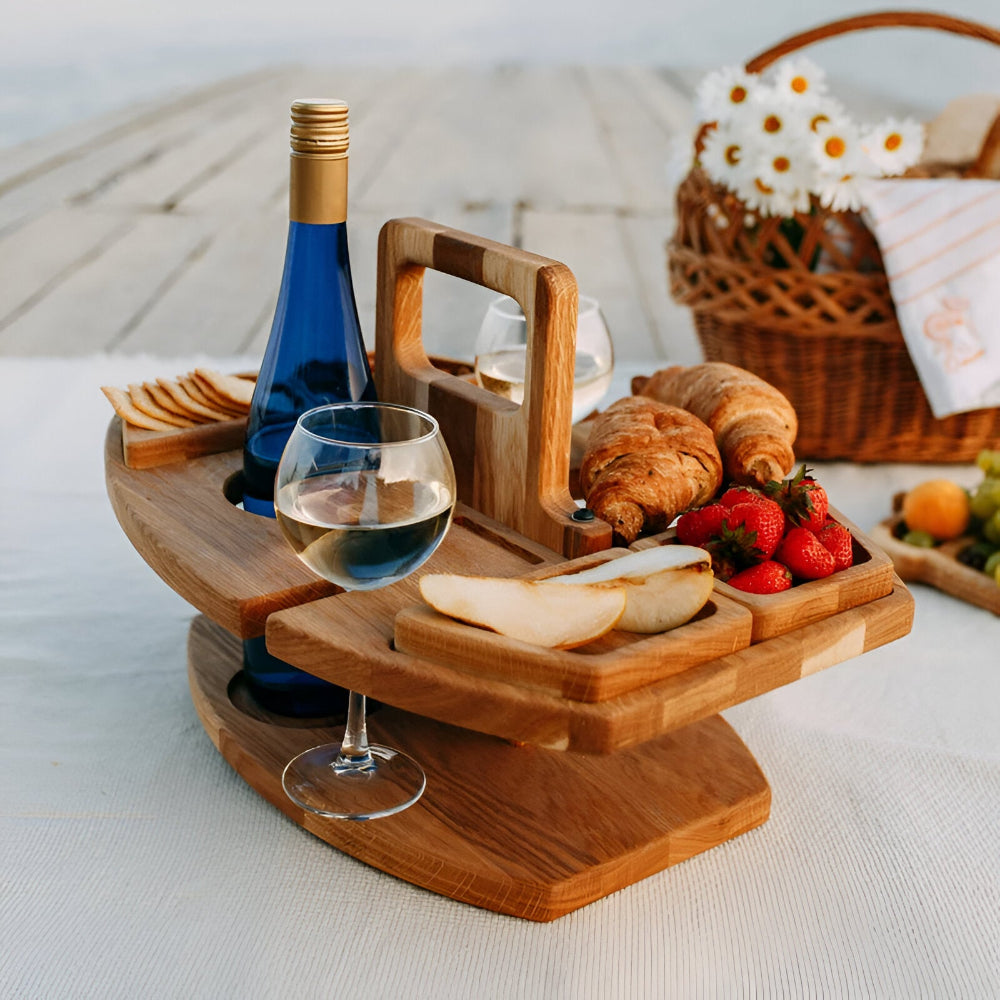 Abnehmbarer Picknick‑Tisch aus Holz mit Fächern für Gläser und Flaschen
