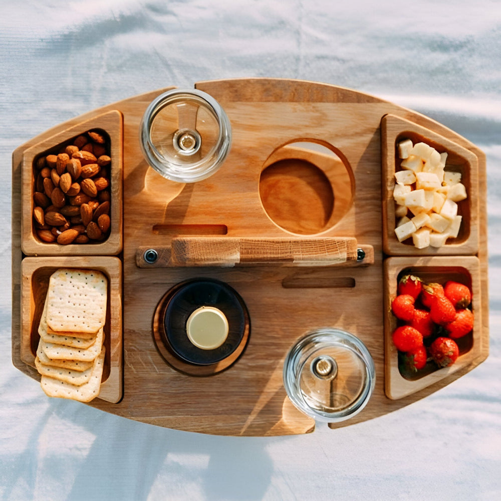 Abnehmbarer Picknick‑Tisch aus Holz mit Fächern für Gläser und Flaschen