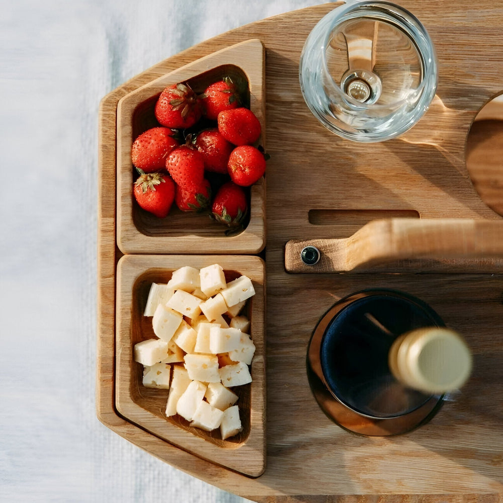 Abnehmbarer Picknick‑Tisch aus Holz mit Fächern für Gläser und Flaschen