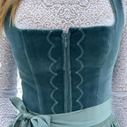 Damen Dirndl Kleid aus Baumwollmischung | Trachtenkleid mit Schürze und Volksmuster | Für Festivals und Kulturveranstaltungen | Schmid