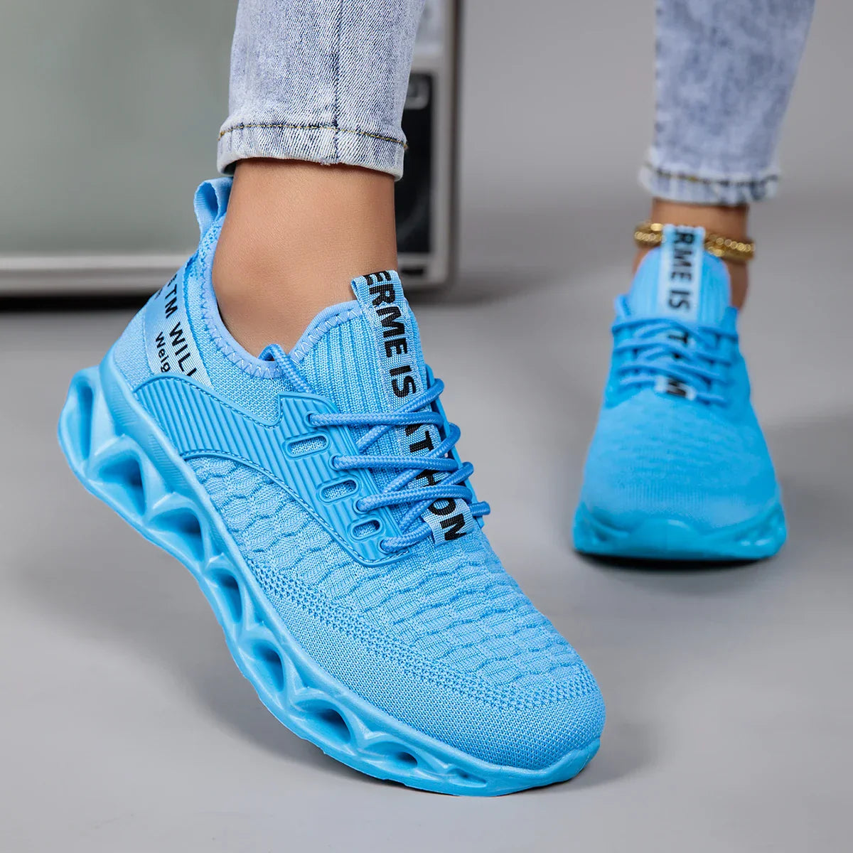 Damen Plateau Sneaker mit Schnürung und Profilsohle – Freizeitschuhe