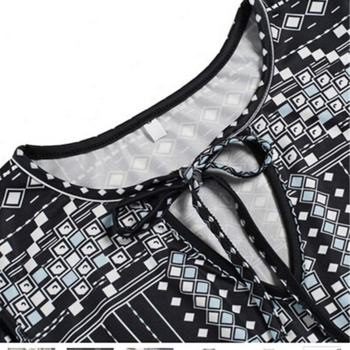 Damen Playsuit aus Polyestermischung | Kurzarm Playsuit mit V-Ausschnitt | Geometrisches Muster für Urlaub und Alltag | Schmid