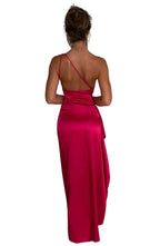 Aria - Plissiertes Satin-Kleid mit Schlitz und Schulterdetail