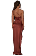 Aria - Plissiertes Satin-Kleid mit Schlitz und Schulterdetail