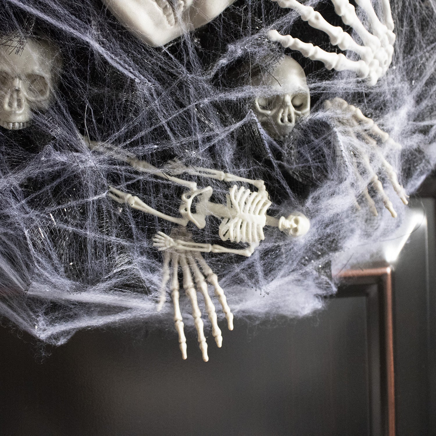 Halloween Schädel Mesh Kranz | Türkranz aus Kunststoff und Polyester mit Schädelakzenten | Wand- und Türdekoration | Schmid