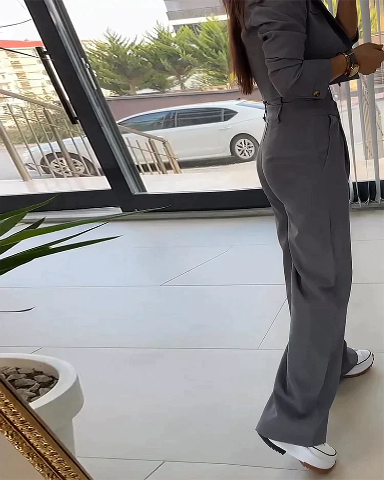 Zweiteiliges damen | anzugset mit cropped blazer und high-waist-hose – moderner business Look mit Streetwear Flair