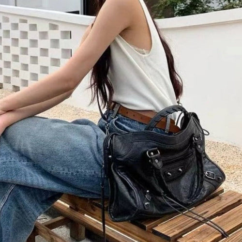 Astrid – Handtasche mit Mehreren Reißverschlüssen und Schulterriemen