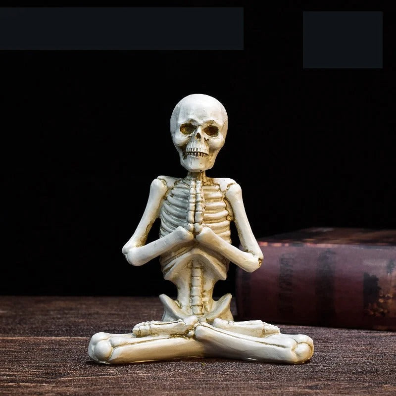 Halloween Skelett Figurine aus Resin | Dekorative Skelettfigur für Tisch und Regal | Saisonale Halloween Dekoration | Schmid