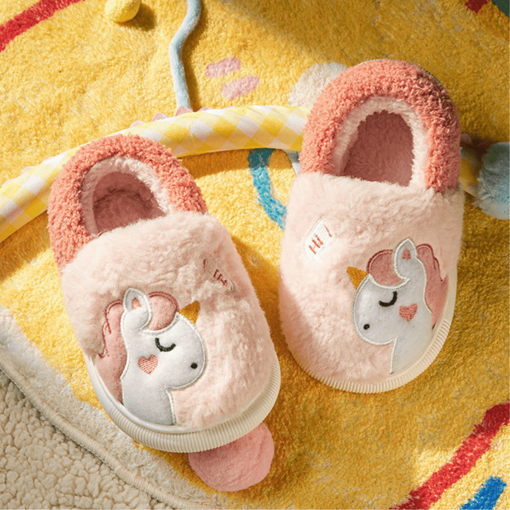 Kinderhausschuhe aus Plüsch | Baumwollfutter & Gummisohle | Slip-On Innenschuhe mit Bär, Einhorn oder Hai | Schmid