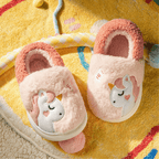 Kinderhausschuhe aus Plüsch | Baumwollfutter & Gummisohle | Slip-On Innenschuhe mit Bär, Einhorn oder Hai | Schmid