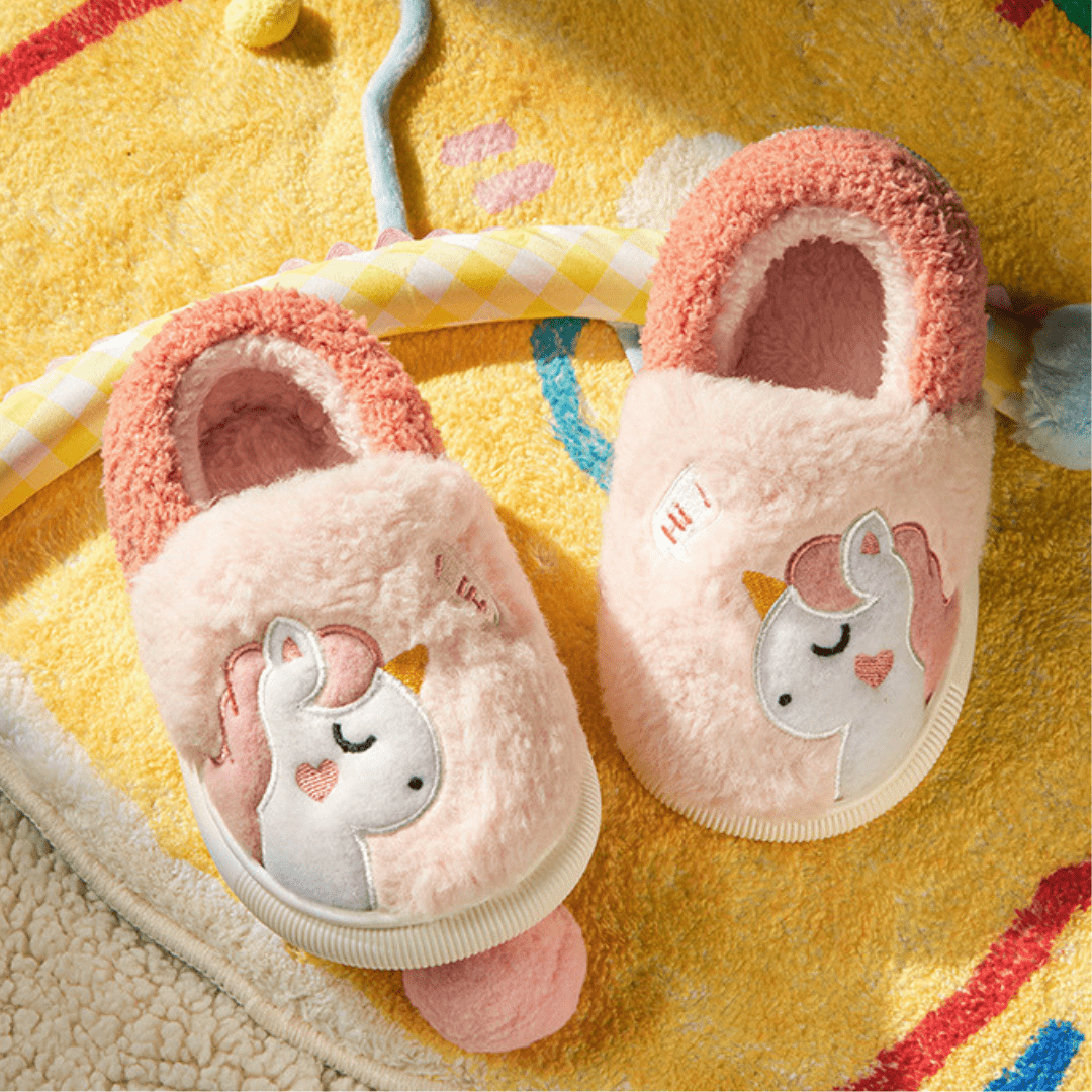 Kinderhausschuhe aus Plüsch | Baumwollfutter & Gummisohle | Slip-On Innenschuhe mit Bär, Einhorn oder Hai | Schmid