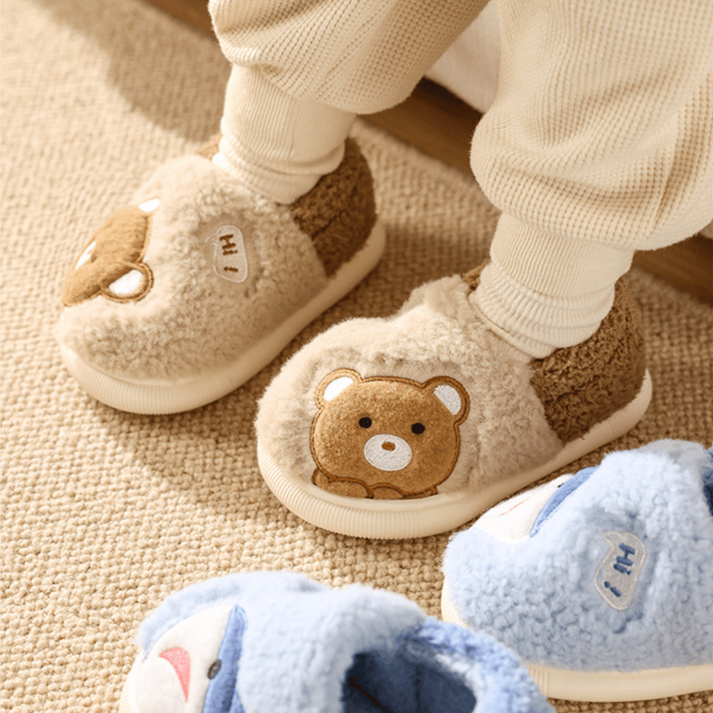 Kinderhausschuhe aus Plüsch | Baumwollfutter & Gummisohle | Slip-On Innenschuhe mit Bär, Einhorn oder Hai | Schmid