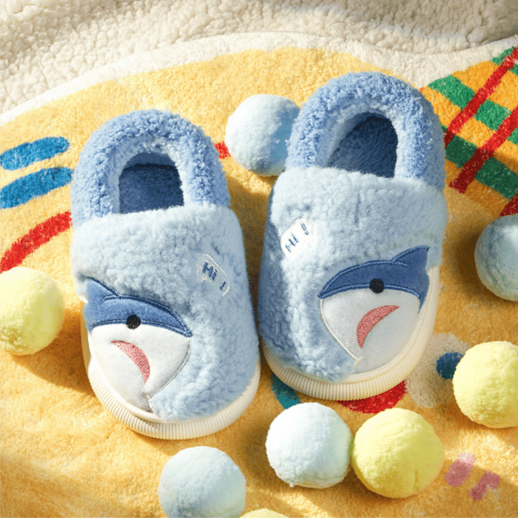 Kinderhausschuhe aus Plüsch | Baumwollfutter & Gummisohle | Slip-On Innenschuhe mit Bär, Einhorn oder Hai | Schmid