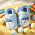 Kinderhausschuhe aus Plüsch | Baumwollfutter & Gummisohle | Slip-On Innenschuhe mit Bär, Einhorn oder Hai | Schmid