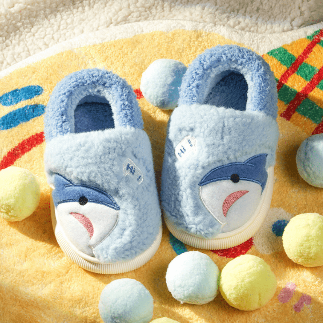 Kinderhausschuhe aus Plüsch | Baumwollfutter & Gummisohle | Slip-On Innenschuhe mit Bär, Einhorn oder Hai | Schmid