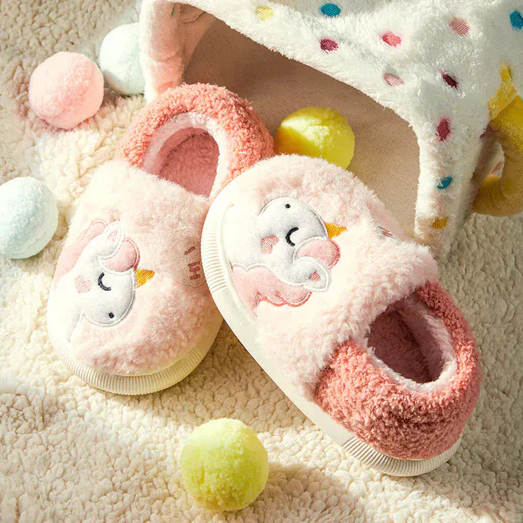 Kinderhausschuhe aus Plüsch | Baumwollfutter & Gummisohle | Slip-On Innenschuhe mit Bär, Einhorn oder Hai | Schmid