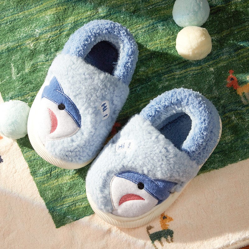 Kinderhausschuhe aus Plüsch | Baumwollfutter & Gummisohle | Slip-On Innenschuhe mit Bär, Einhorn oder Hai | Schmid
