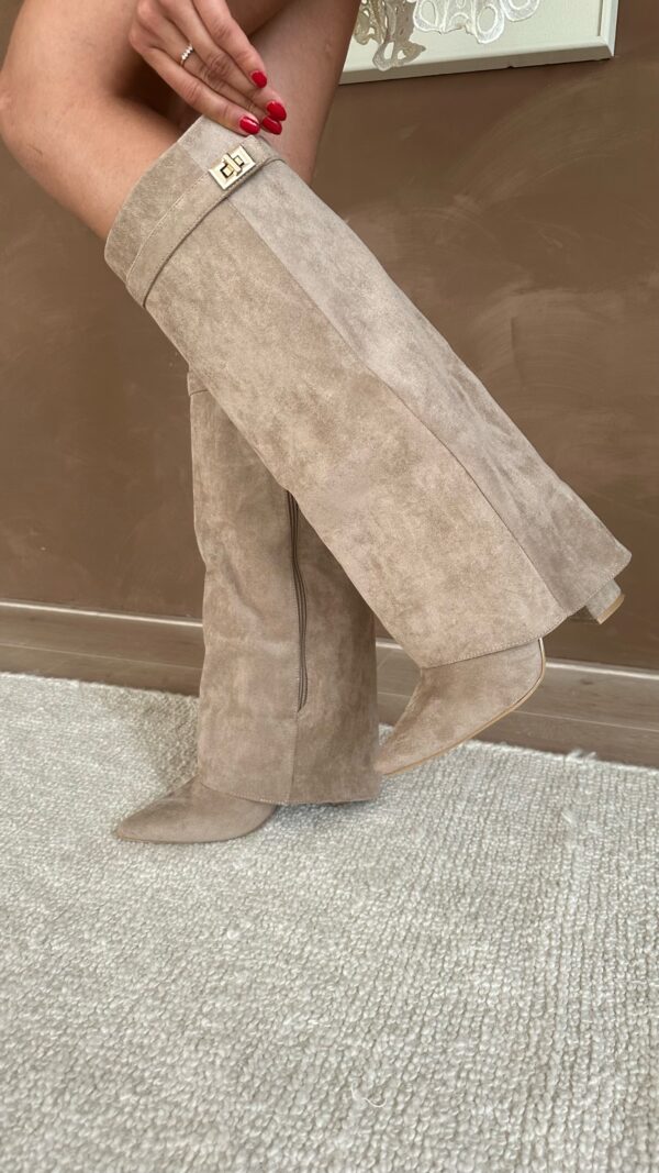 Knähöhe Damenstiefel – Ruskind mit Blockabsatz und elegantem Spange