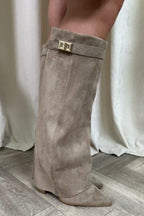Knähöhe Damenstiefel – Ruskind mit Blockabsatz und elegantem Spange