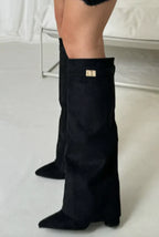 Knähöhe Damenstiefel – Ruskind mit Blockabsatz und elegantem Spange