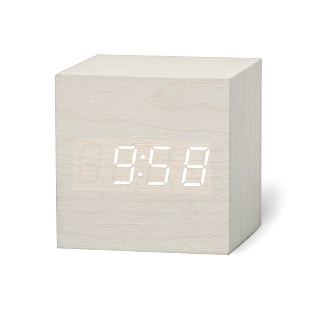 Quadratischer LED Digital Wecker – Uhr mit Anzeige und Alarmfunktion